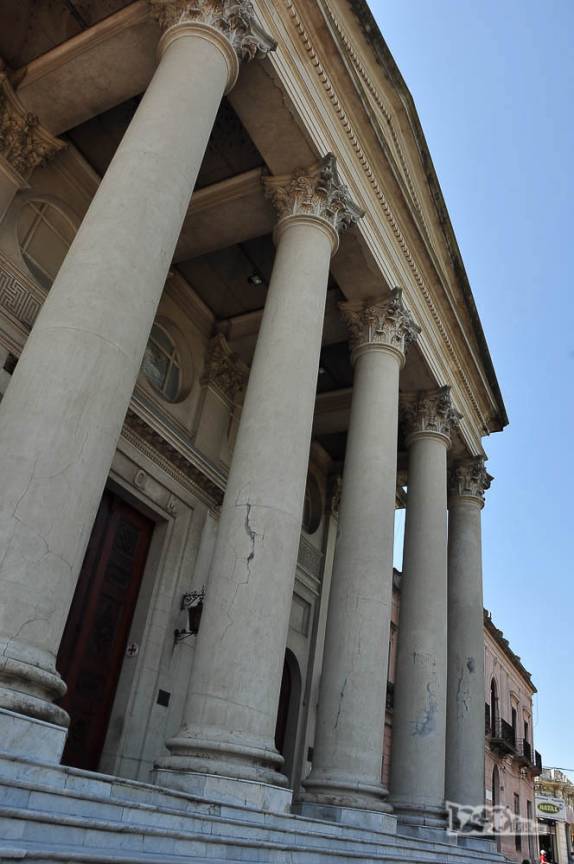 A vistosa igreja na praça central de Paysandú, no Uruguai